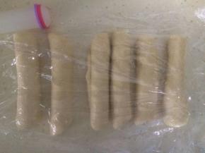 粘起收口位置，成为圆柱型，依次将所有的面团整成圆柱型，盖上保鲜膜松弛15分钟。