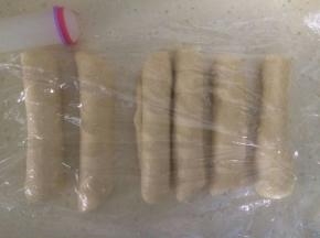 粘起收口位置，成为圆柱型，依次将所有的面团整成圆柱型，盖上保鲜膜松弛15分钟。