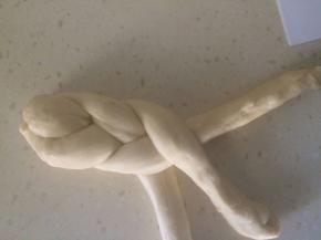 按照编辫子的形状操作。