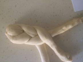 按照编辫子的形状操作。