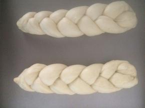 最后将底部粘紧，摆放在烤盘上，烤盘上铺一层油纸，互相之间留出距离，送入烤箱进行二发。