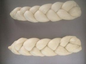 最后将底部粘紧，摆放在烤盘上，烤盘上铺一层油纸，互相之间留出距离，送入烤箱进行二发。