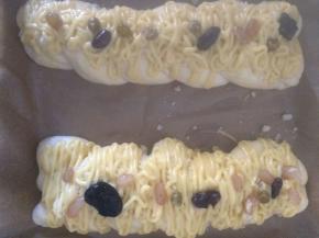 待面包膨胀到原体2倍时，在表面刷上蛋液，撒上椰蓉，挤上墨西哥酱，撒上点五彩豆装饰一下。