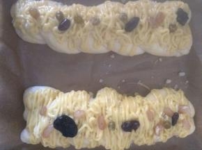 待面包膨胀到原体2倍时，在表面刷上蛋液，撒上椰蓉，挤上墨西哥酱，撒上点五彩豆装饰一下。