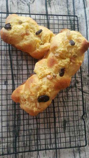 放进烤箱上下火170℃  20分钟即可。