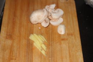 蘑菇切好、生姜也切好