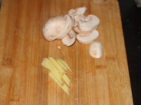 蘑菇切好、生姜也切好