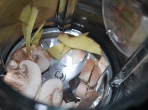 并加入到破壁机杯中