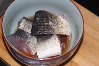 然后用料酒腌半个小时