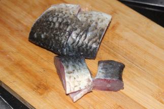 将鱼去头、切块