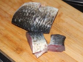 将鱼去头、切块