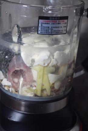 然后加入适量的清水，约800ML左右