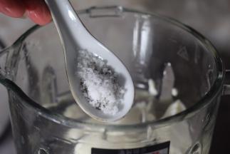 然后加入盐和黑胡椒粉