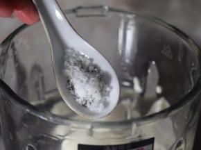 然后加入盐和黑胡椒粉