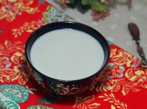 为了得到更加细腻的鱼汤，我过筛了一下