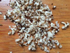 香菇洗净切成小碎末。