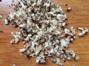 香菇洗净切成小碎末。