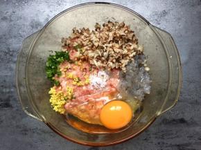 小葱、姜切成碎末，连同1个鸡蛋，适量盐，虾泥，香菇碎一同倒入肉末中拌匀。