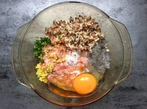 小葱、姜切成碎末，连同1个鸡蛋，适量盐，虾泥，香菇碎一同倒入肉末中拌匀。
