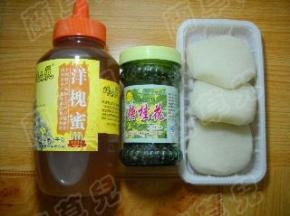 准备好糍粑、蜂蜜、糖桂花。