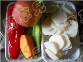 准备好年糕、苹果、红椒、西芹南瓜。