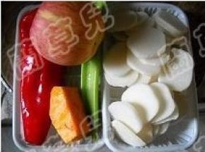 准备好年糕、苹果、红椒、西芹南瓜。