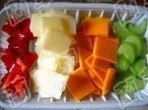 苹果、南瓜、红椒、西芹分别洗净切片备用。