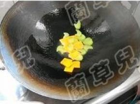 锅中油热，下西芹、南瓜翻炒。