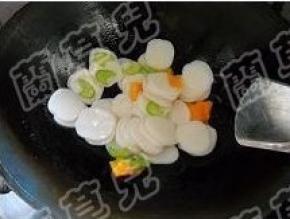 倒入年糕；加盐、胡椒、生抽，炒匀。