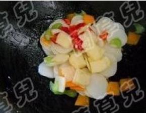 倒入苹果、红椒，炒匀；调好味即可装盘。