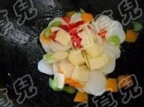 倒入苹果、红椒，炒匀；调好味即可装盘。