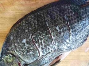 鱼身俩面各划三刀。