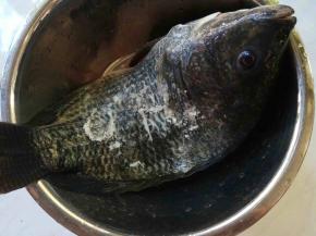 抹上盐，反复揉搓后放置一边，腌入味半小时。