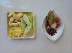 准备烧鱼料。