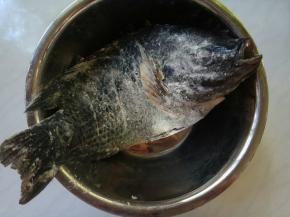 腌好的鱼，用厨房用纸擦干表面水渍，两面撒点干面粉，这样煎鱼时，鱼皮容易保持完整。