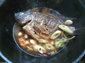 烹入烧鱼汁，加入没过鱼身三分之二的开水。先开盖大火，汤汁烧开后，盖盖子，小火焖至汤汁浓稠即可。