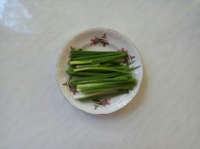 香葱洗净切寸断。