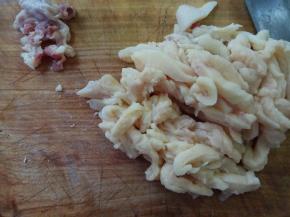 切成均等的小条，有红肉的地方切除。