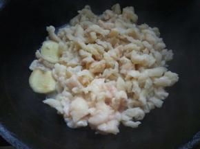 起锅放入板油、姜片、添清水至板油二分之一处。