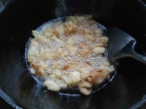 大火炸，慢慢水分蒸发掉，出油了。用铲子压一压油渣。