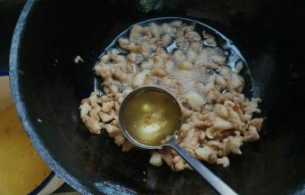 用勺子舀出油，继续炸。