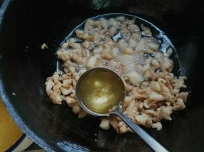 用勺子舀出油，继续炸。