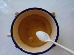 把油盛出来放一匙盐，拌匀。凉透后过滤装瓶。