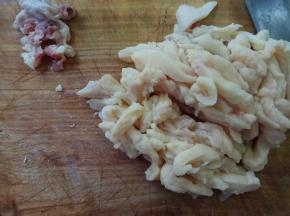 切成均等的小条，有红肉的地方切除。