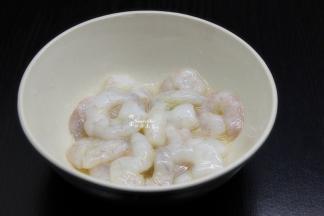 准备食材：虾仁解冻，洗净，去虾线，放油、生抽、盐腌制5分钟；