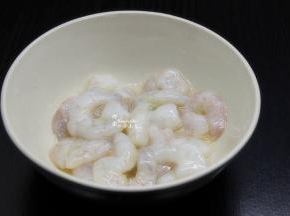 准备食材：虾仁解冻，洗净，去虾线，放油、生抽、盐腌制5分钟；