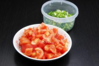 番茄去皮切块，香葱洗净切好；