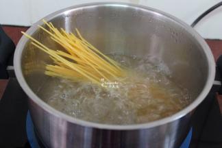 清水煮沸，放入意面煮八成熟，捞出，沥干水；
