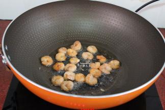 热锅，倒油，放入虾仁、生姜丝爆香，起锅；