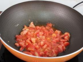 锅中少许油，番茄块倒入锅中、加入白砂糖煸炒至绵绸；